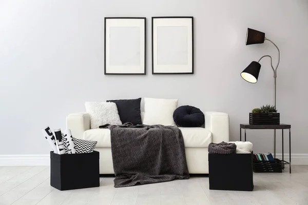 Elegantes Weißes Sofa Modernen Wohnzimmer — Stockfoto