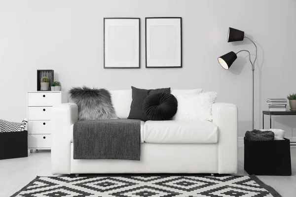 Modern Oturma Odasındaki Zarif Beyaz Kanepe — Stok fotoğraf