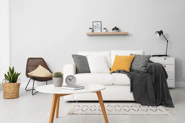 Elegancka Biała Sofa Nowoczesnym Salonie Wnętrza — Zdjęcie stockowe