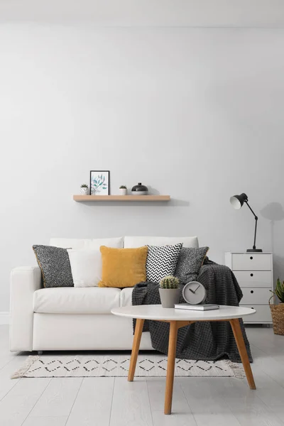 Elegantes Weißes Sofa Modernen Wohnzimmer — Stockfoto