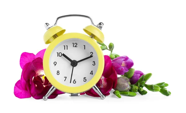 Yellow Alarm Clock Spring Flowers White Background Time Change — Stock Photo, Image