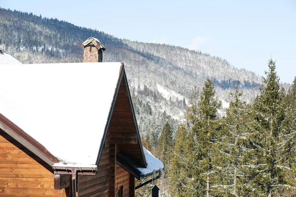 Casa Madera Cubierta Nieve Cerca Del Bosque Coníferas — Foto de Stock