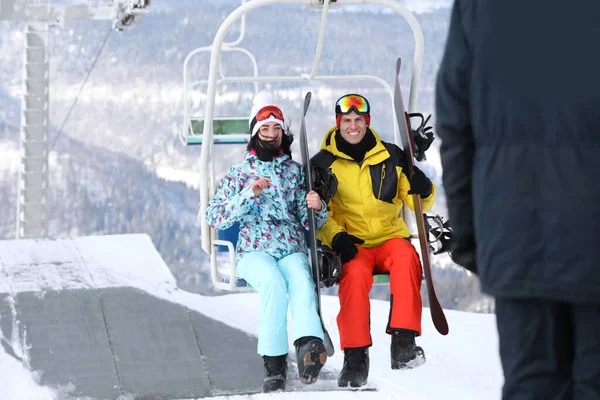 Pareja Usando Telesilla Estación Esquí Montaña Vacaciones Invierno —  Fotos de Stock
