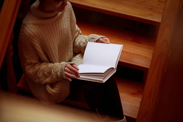 Woman Reading Book Wooden Staircase View — Stock Photo, Image