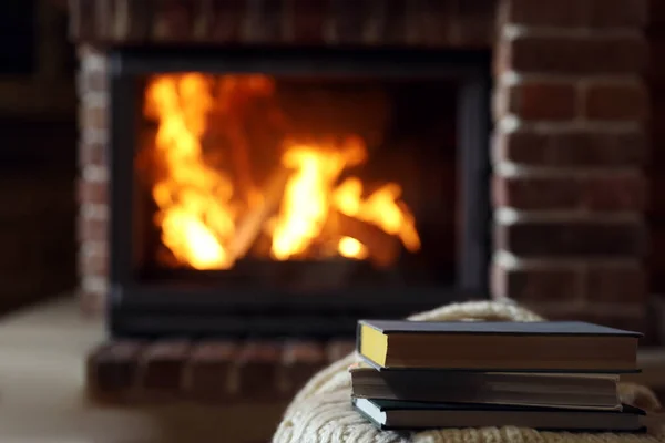 Boeken Tafel Bij Brandende Open Haard Ruimte Voor Tekst Lezen — Stockfoto