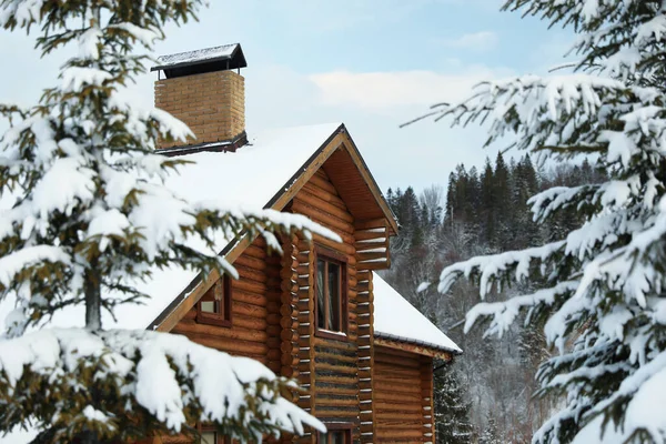 Casa Madera Abetos Cubiertos Nieve Mañana Invierno —  Fotos de Stock