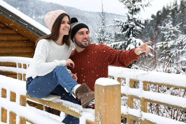 Pareja Feliz Cerca Barandilla Madera Nevada Aire Libre Vacaciones Invierno — Foto de Stock