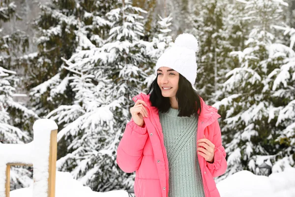 Glückliche Frau Neben Schneebedeckten Bäumen Winterurlaub — Stockfoto