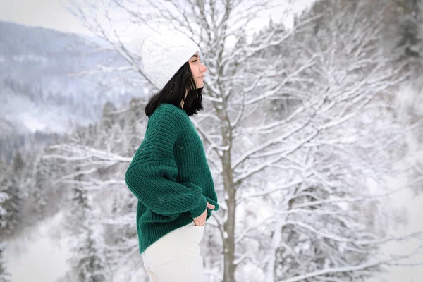 Mujer Bonita Vistiendo Suéter Caliente Bosque Invierno —  Fotos de Stock