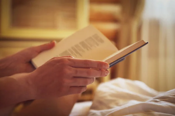 Mulher Livro Leitura Quarto Vista Close — Fotografia de Stock