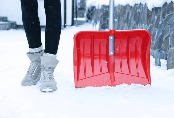 Женщина Красной Снежной Лопатой Открытом Воздухе Зимняя Погода — стоковое фото