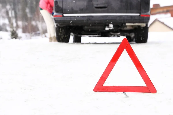 Señal Parada Emergencia Coche Roto Carretera Nevada Invierno — Foto de Stock