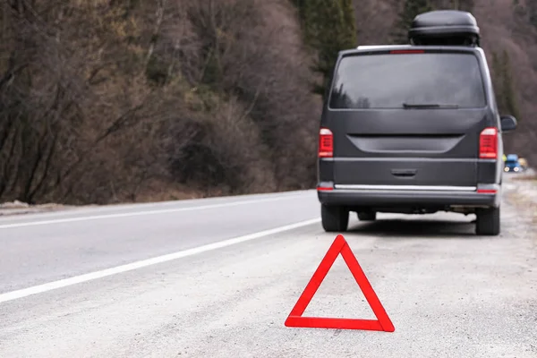 Señal Parada Emergencia Coche Roto Carretera Día Invierno — Foto de Stock