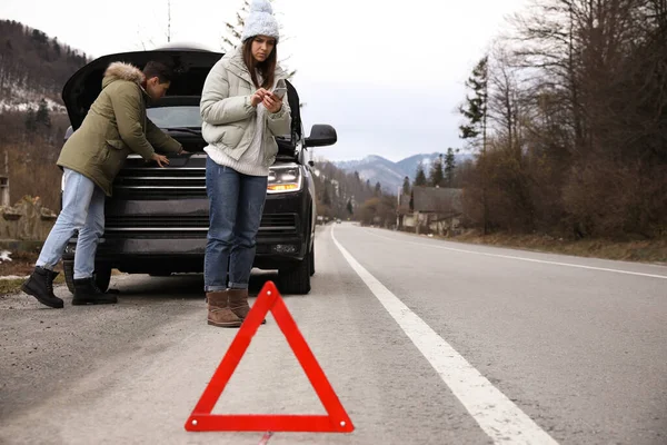 Pareja Estresada Cerca Coche Roto Señal Parada Emergencia Aire Libre — Foto de Stock