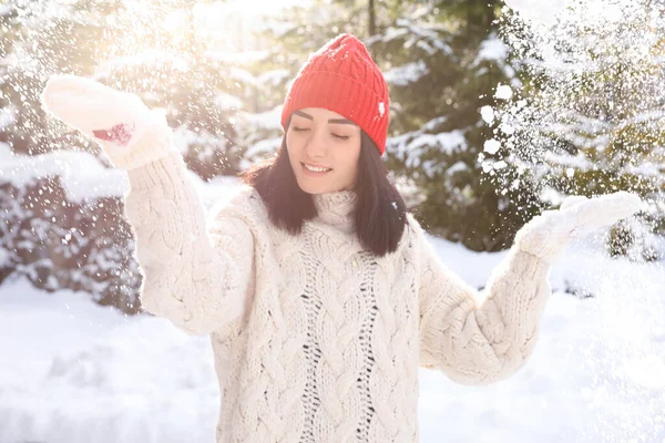 Jovem Feliz Brincando Com Neve Livre Férias Inverno — Fotografia de Stock