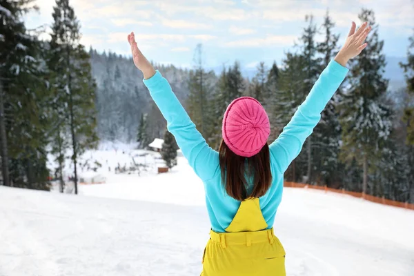 Mujer Joven Resort Montaña Vista Trasera Vacaciones Invierno —  Fotos de Stock