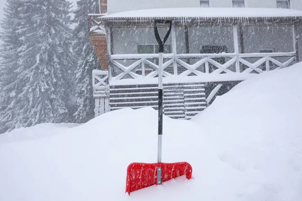 Łopata Czyszczenia Śniegu Pobliżu Domu Zimowe Prace Świeżym Powietrzu — Zdjęcie stockowe