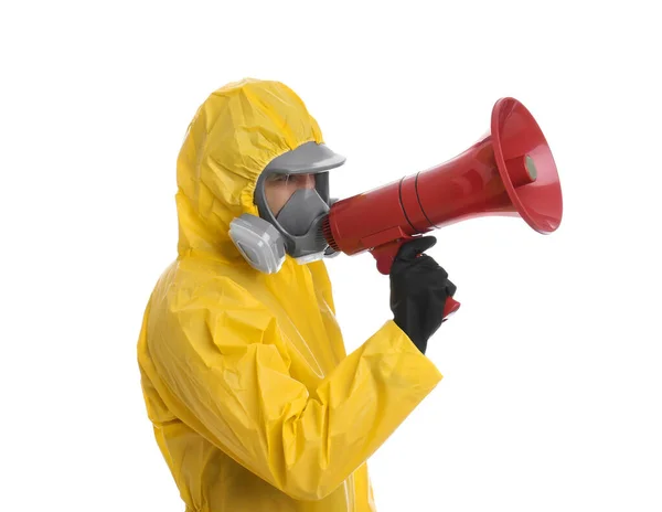 白い背景にメガホンで化学防護服を着た男 ウイルスの拡散防止 — ストック写真