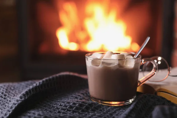 Heerlijke Zoete Cacao Met Marshmallows Wazige Open Haard Achtergrond — Stockfoto