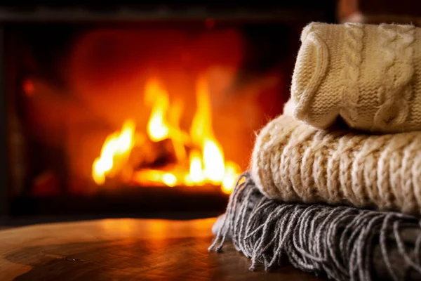 ニットの服と背景にぼやけた暖炉のスタック — ストック写真