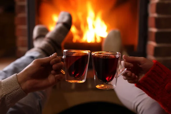 暖炉の近くに複数のワインとカップル 閉じます 冬休み — ストック写真