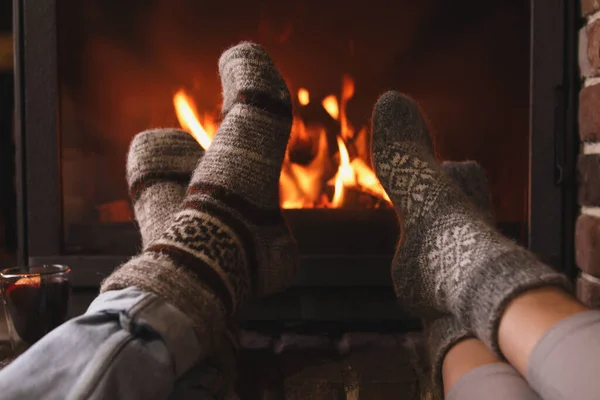 Pareja Descansando Cerca Chimenea Interior Primer Plano Vacaciones Invierno — Foto de Stock