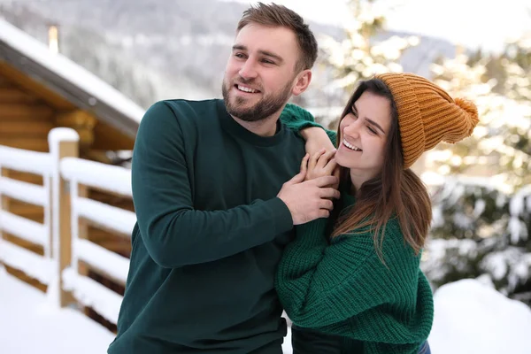 Casal Encantador Passar Tempo Juntos Dia Nevado Férias Inverno — Fotografia de Stock