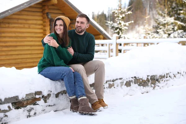 Casal Encantador Passar Tempo Juntos Dia Nevado Férias Inverno — Fotografia de Stock