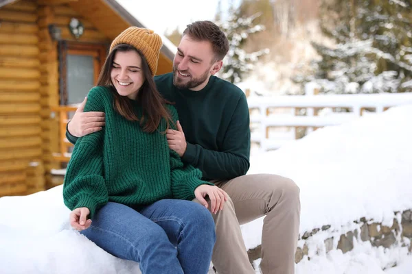 Casal Encantador Passar Tempo Juntos Dia Nevado Férias Inverno — Fotografia de Stock