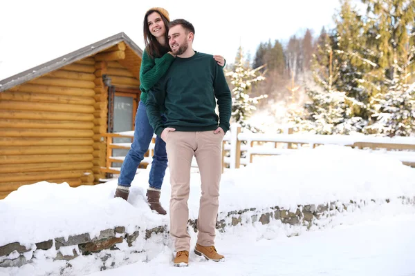Casal Encantador Andando Juntos Dia Nevado Férias Inverno — Fotografia de Stock