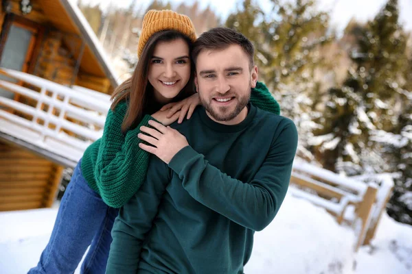 Casal Encantador Passar Tempo Juntos Dia Nevado Férias Inverno — Fotografia de Stock