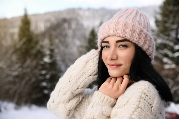 Porträtt Vacker Ung Kvinna Vinterdagen — Stockfoto