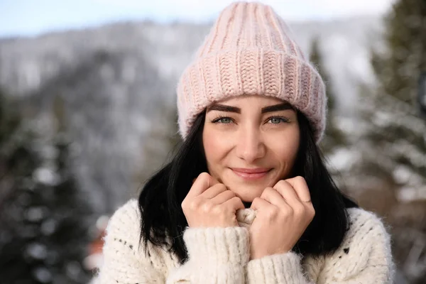 Retrato Una Hermosa Joven Día Invierno —  Fotos de Stock