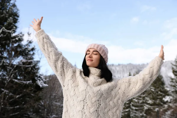 Hermosa Joven Disfrutando Vacaciones Día Invierno —  Fotos de Stock