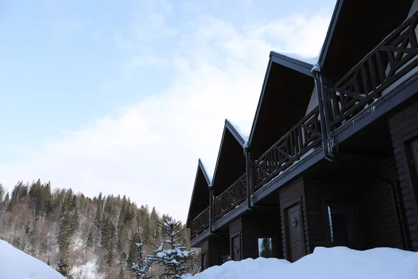 Hermoso Paisaje Invierno Con Hotel Bosque Nevado Vista Ángulo Bajo —  Fotos de Stock