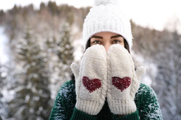 Mulher Bonita Usando Luvas Malha Dia Inverno — Fotografia de Stock