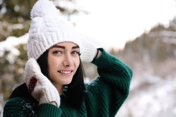Πορτρέτο Της Όμορφης Νεαρής Γυναίκας Την Ημέρα Του Χειμώνα — Φωτογραφία Αρχείου