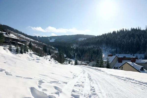 Schöne Berglandschaft Mit Verschneiten Hügeln Und Häusern Sonnigen Wintertagen — Stockfoto