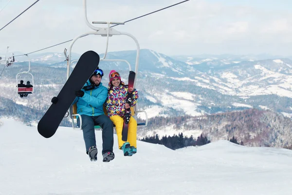 Mensen Die Gebruik Maken Van Stoeltjeslift Het Skigebied Wintervakantie — Stockfoto