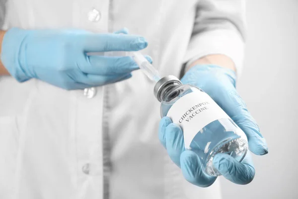 Orvos Kitölti Fecskendőt Bárányhimlő Vakcinával Közelről Varicella Vírus Megelőzése — Stock Fotó