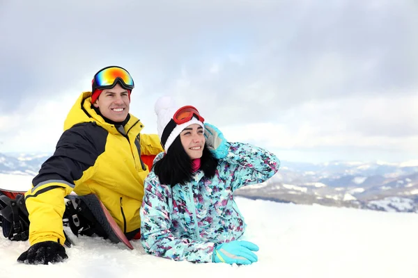 Lovely Couple Snowy Hill Winter Vacation — Stock Photo, Image
