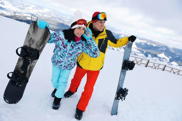 丘の上にスノーボードと素敵なカップル 冬休み — ストック写真