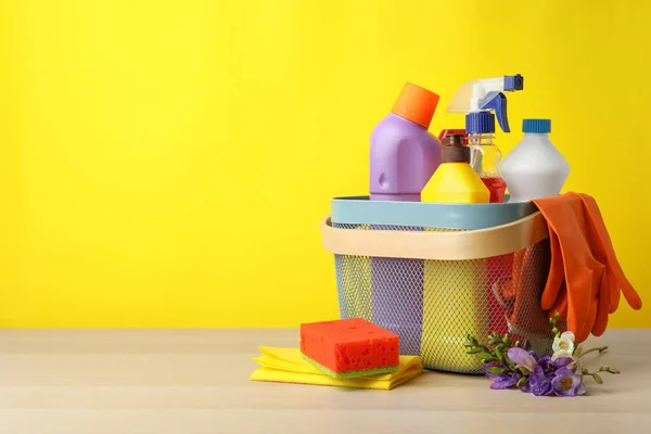 Plastikkorb Mit Frühlingsblumen Und Putzutensilien Auf Holztisch Raum Für Text — Stockfoto