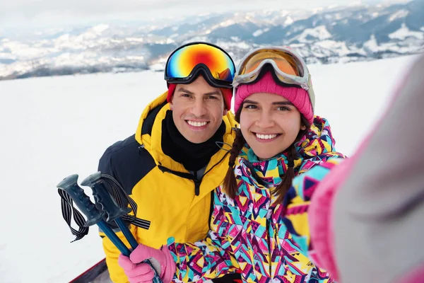 Šťastný Pár Pořizování Selfie Lyžařské Středisko Zimní Dovolená — Stock fotografie