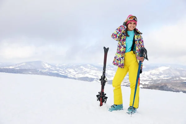 Giovane Sciatore Che Indossa Abiti Sportivi Invernali All Aperto — Foto Stock