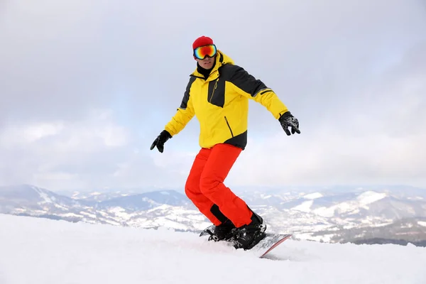 Homme Snowboarder Sur Une Colline Enneigée Vacances Hiver — Photo