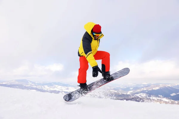 Homme Snowboarder Sur Une Colline Enneigée Vacances Hiver — Photo