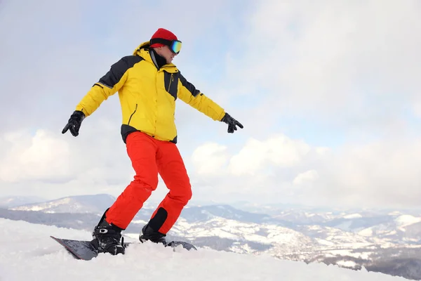 Αρσενικό Snowboarder Στο Χιονισμένο Λόφο Χειμερινές Διακοπές — Φωτογραφία Αρχείου