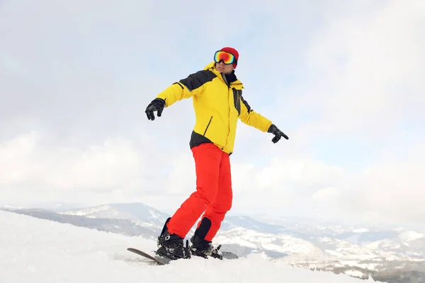 Man Snowboarder Besneeuwde Heuvel Wintervakantie — Stockfoto
