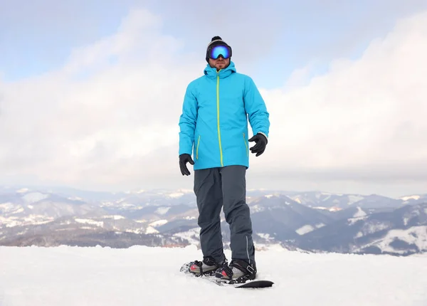 Homem Snowboarder Snowy Hill Férias Inverno — Fotografia de Stock